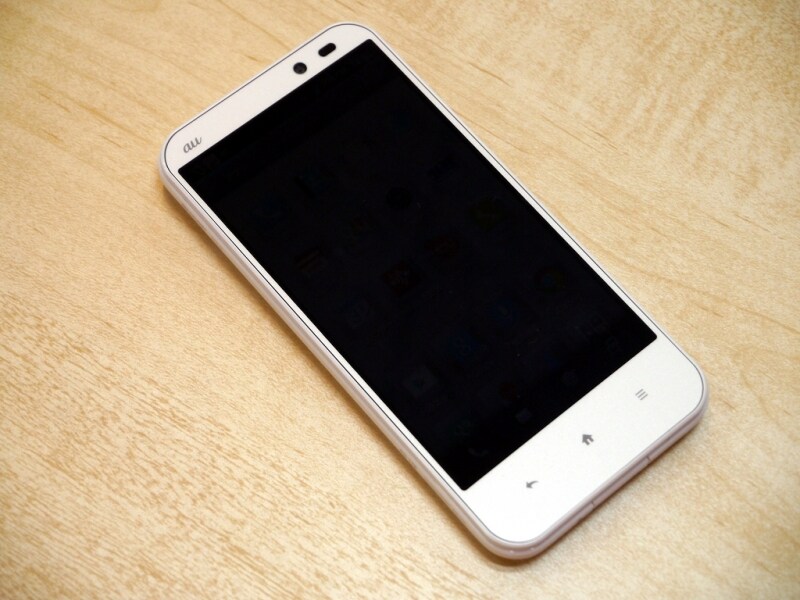 テーブルなどに置くと、しばらくして画面オフとなる