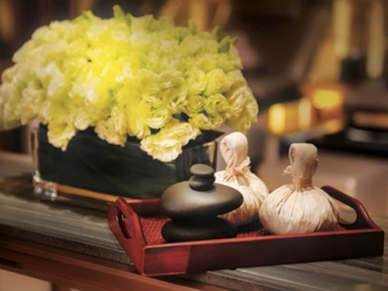 熱い石を使った「ホットストーンフットマッサージ」のイメージ (c) Galaxy Macau