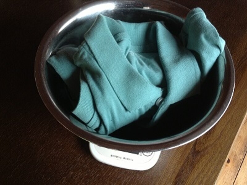 ボールの中に商品を入れると、とてもはかりやすい。ボールの重さは含まないように注意しよう。