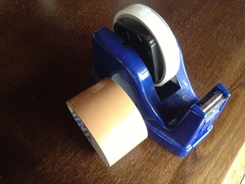 ガムテープやセロハンテープは絶対に必要。