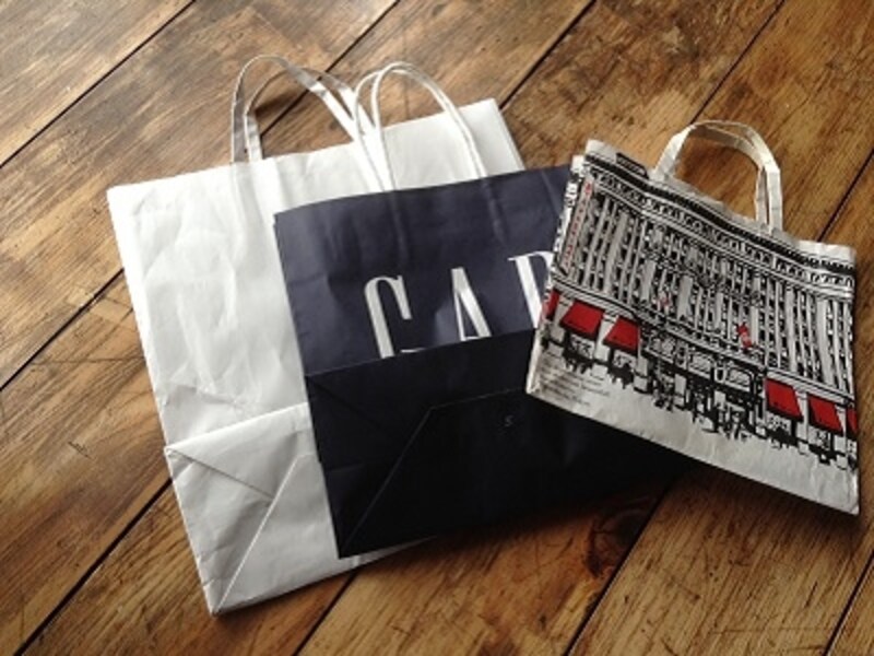 ショップの紙袋を保管しておこう。あまり厚手の紙を使ってないものがオススメ。