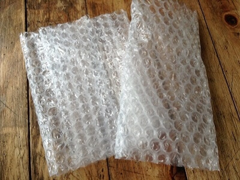 ホームセンターなどでも売っているけれど、通販の商品が包まれているのを再利用した方がお得。