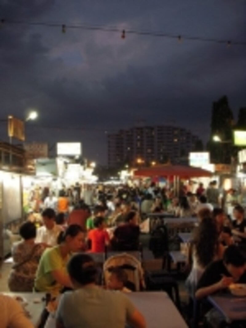夜空のもとに集まって、気軽なディナーを。アジアらしい光景です