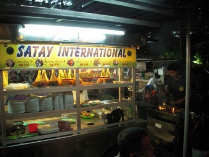 小さな屋台がたくさん集まったセンターを、ホーカーと呼びます。こちらは香ばしい香りをただよわせるサテー（マレー風焼き鳥）の屋台