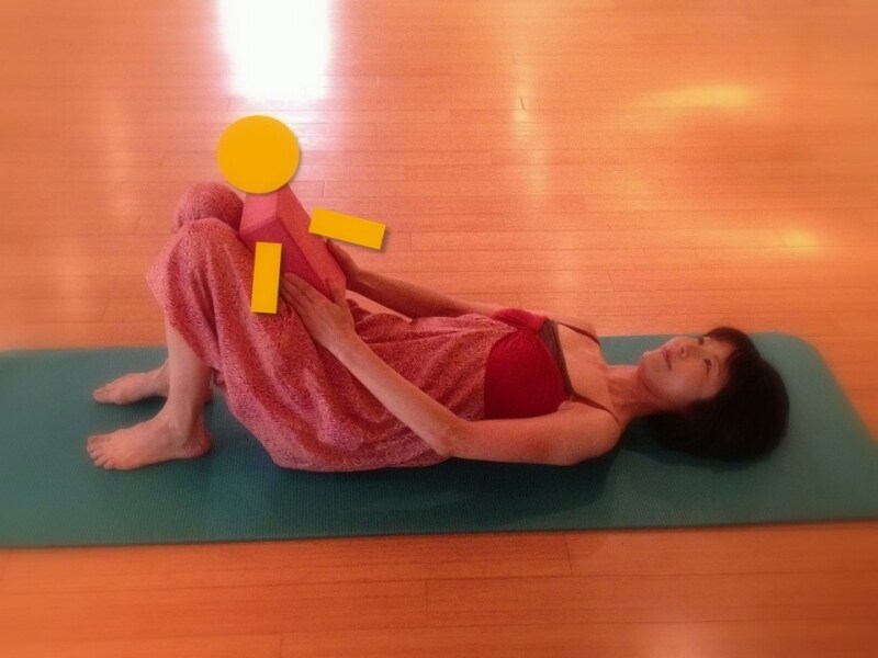 ベビーを腿に座らせるように、