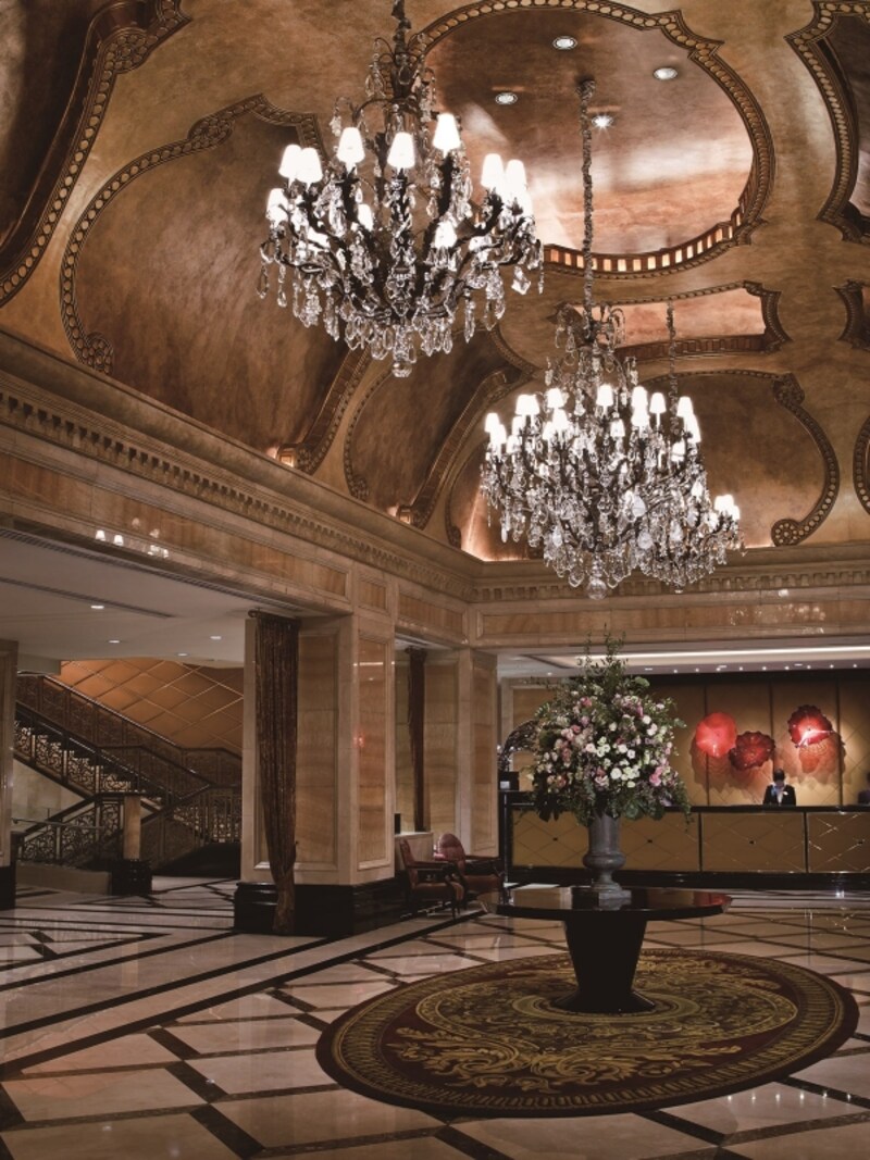 ロビーのまんなかにはジンジャーリリーが生けられた大きな花瓶