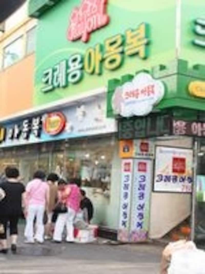 子供服商店街は世界中からバイヤーが訪れる子供服の一大メッカ。ポップなイメージの看板のビルがあちこちに。