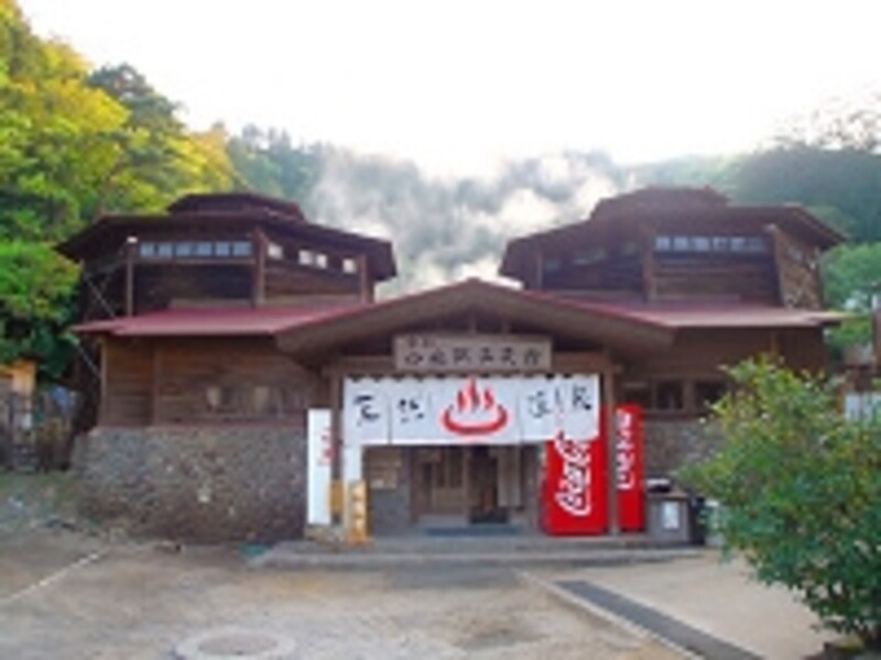 純白の湯が素晴らしい小地獄温泉館