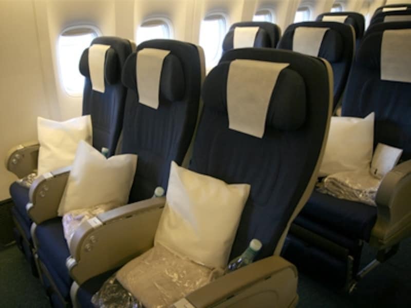 より深くリクライニング出来て、前の座席との感覚も広いプレミアムエコノミー