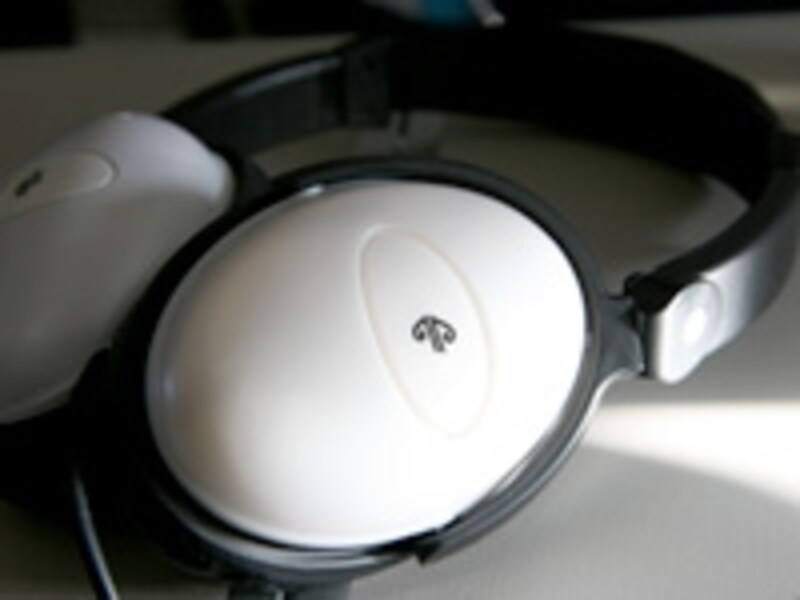 プレミアムエコノミーでは機内エンターテイメントをヘッドフォンでよりいい音で楽しめる