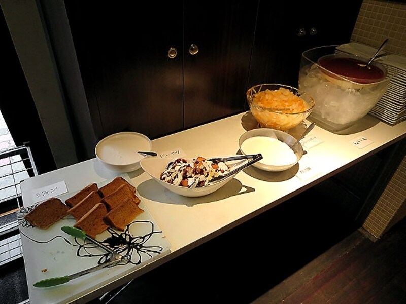 VEGESTA（ベジスタ） デザートのブッフェ台