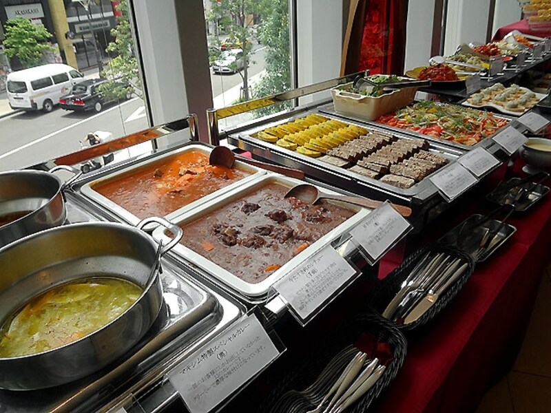 ヴィエイユ ヴィーニュ マキシム ド パリ 赤坂サカス店 料理のブッフェ台