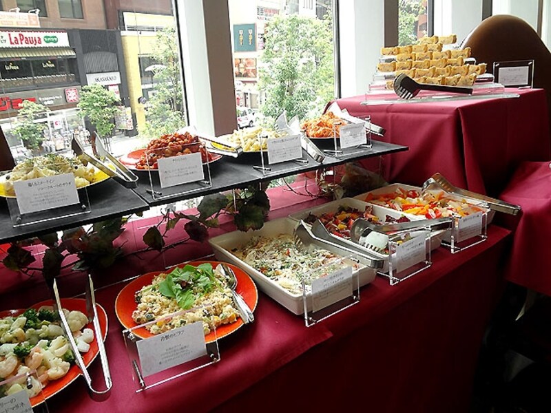 ヴィエイユ ヴィーニュ マキシム ド パリ 赤坂サカス店 前菜のブッフェ台