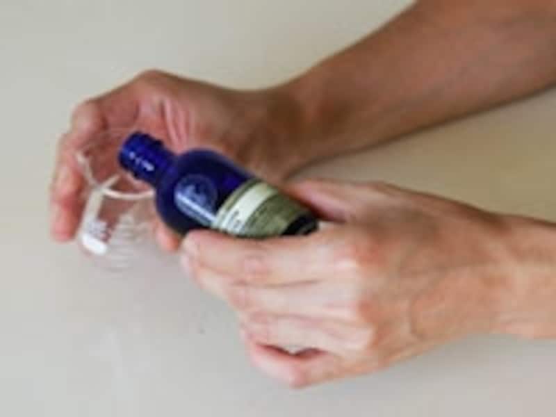 オイルを容器に入れる