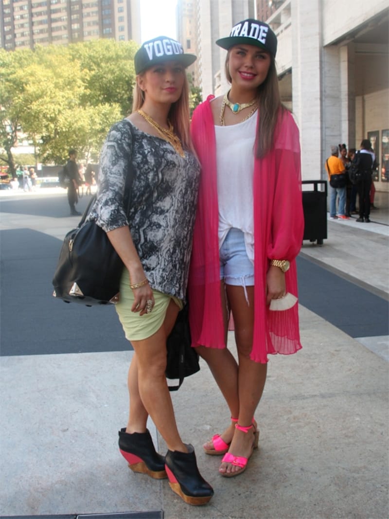 遊び心いっぱいの大胆なロゴ入りキャップ