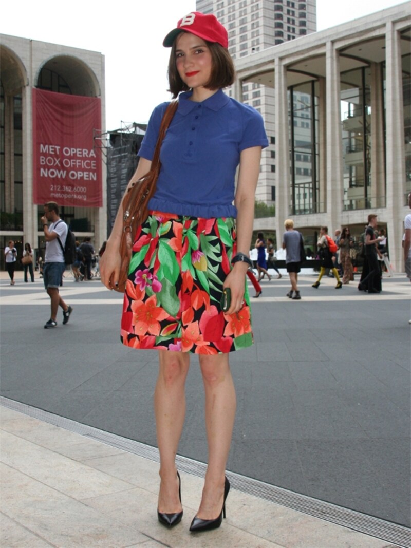 スニーカーでなく、ピンヒール靴にするのが新スタイル