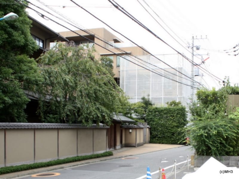 「裏千家今日庵東京出張所」（左）の向こう側が「パークコート市谷加賀町二丁目」
