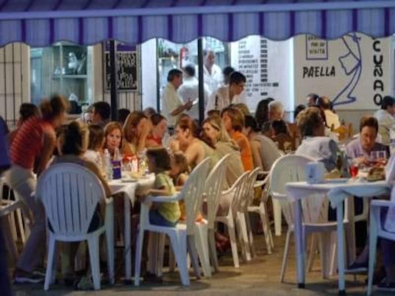 ビーチを前に小魚のフライなどを食べるのがアンダルシア流