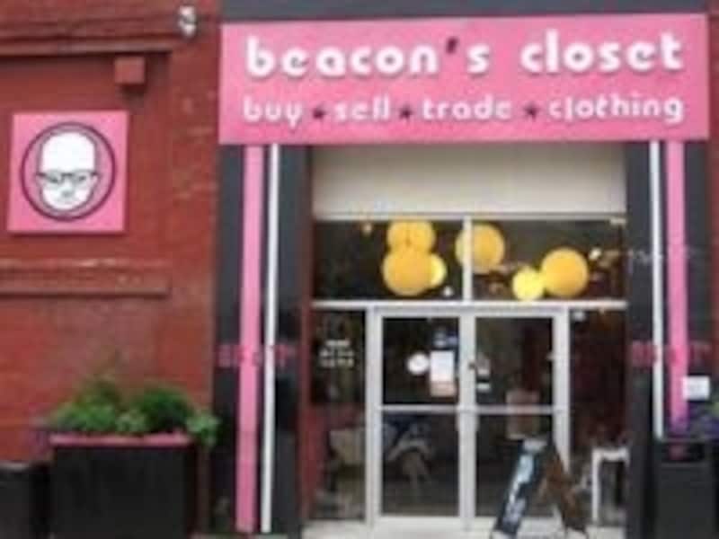 ピンクのエントランスが目印