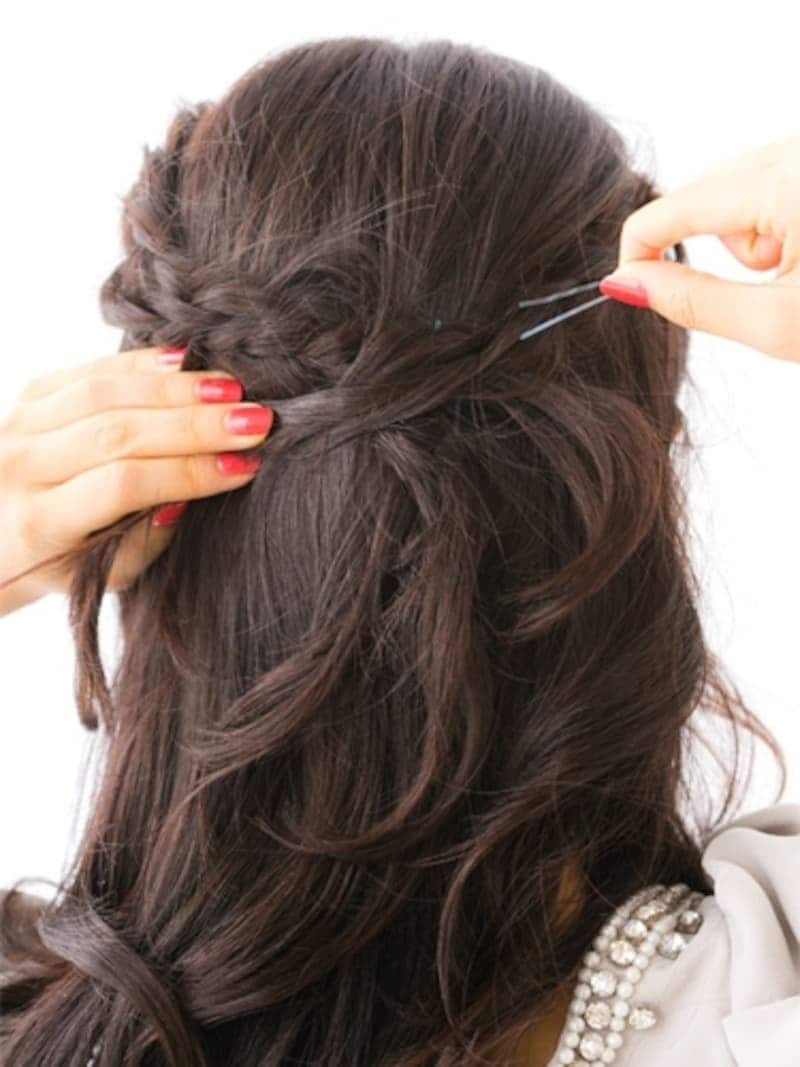 両サイドのみつあみをクロスして固定