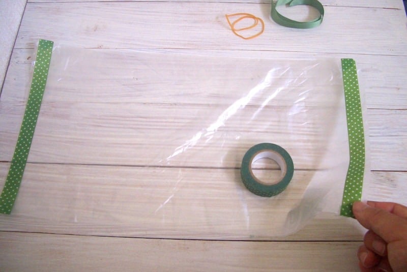 両端にテープを貼る