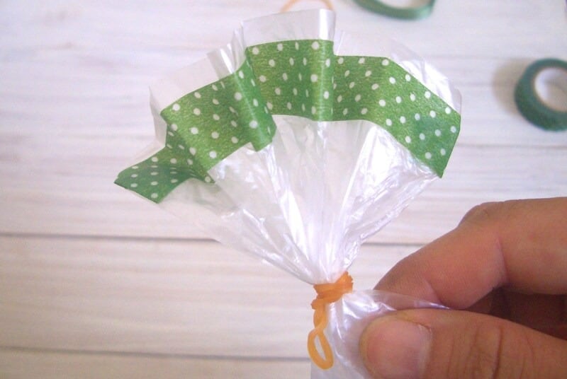 底側をゴムで留める