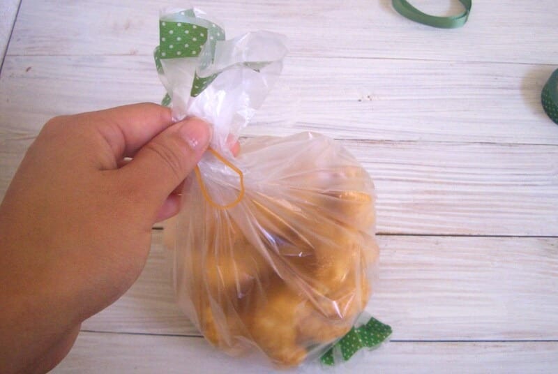 口側をゴムで留める