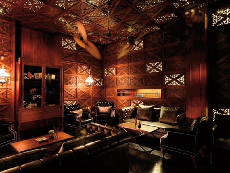 隠れ家的な雰囲気のシガーバー