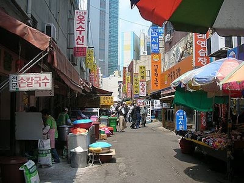 西面エリアには、名物の「デジクッパプ」の食堂が並ぶストリートもあります