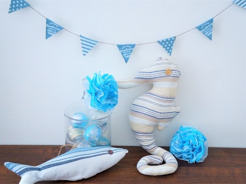 青と白のお花紙を重ねて折ると涼しげなペーパーフラワーになります。