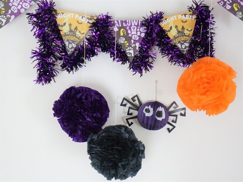 ハロウィンカラーのペーパーポンポンは100均のハロウィングッズと合わせて飾りましょう。