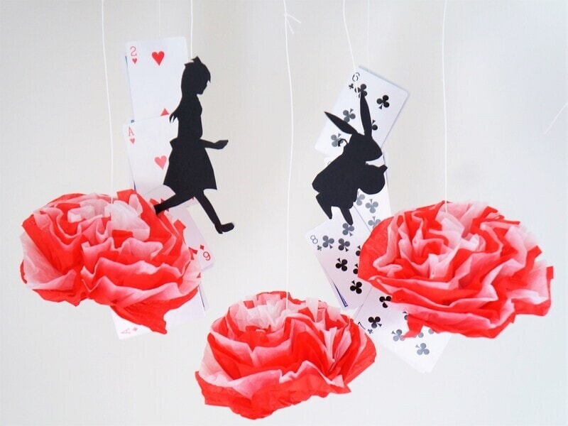 紅白のペーパーフラワーは不思議の国のアリスに登場するハートの女王のバラのようです。