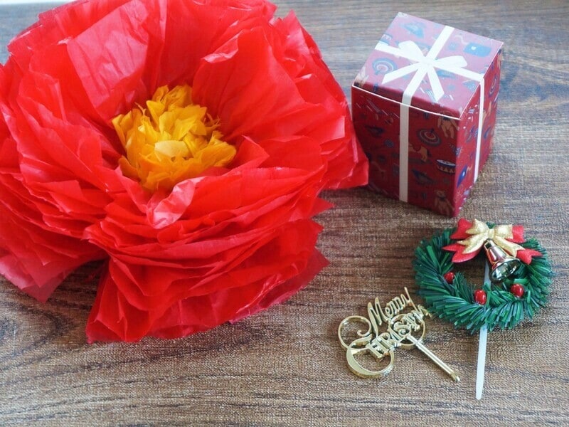 クリスマスやお正月の飾りにもお勧めのペーパーフラワーです。