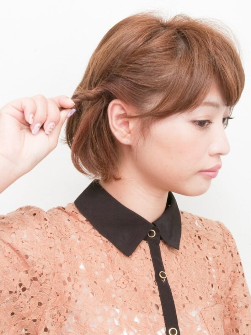 耳の後ろに向かって