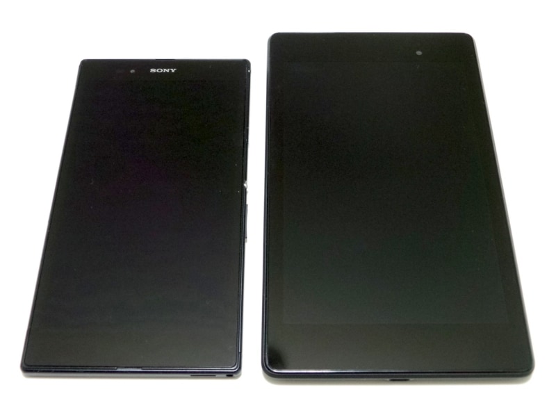 左がXperia、右がNexus 7。Xperiaの方がひとまわり小さい