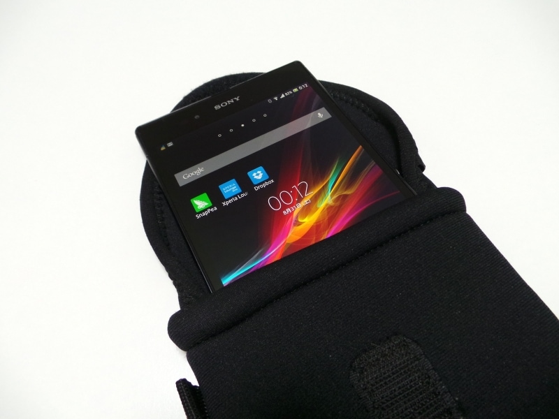 Xperiaは、ネオプレーン素材のケースに入れて持ち歩いている。