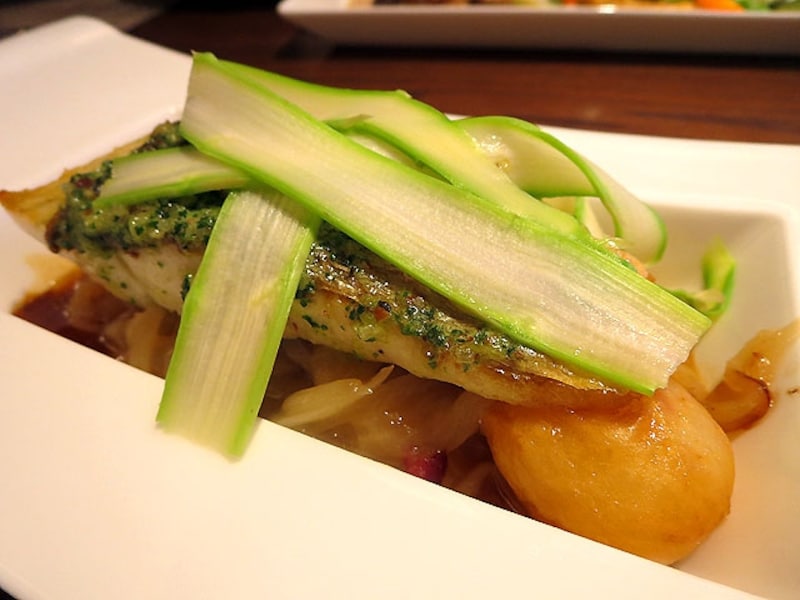 鯛の香草バター焼き ポムリヨネーズ添え