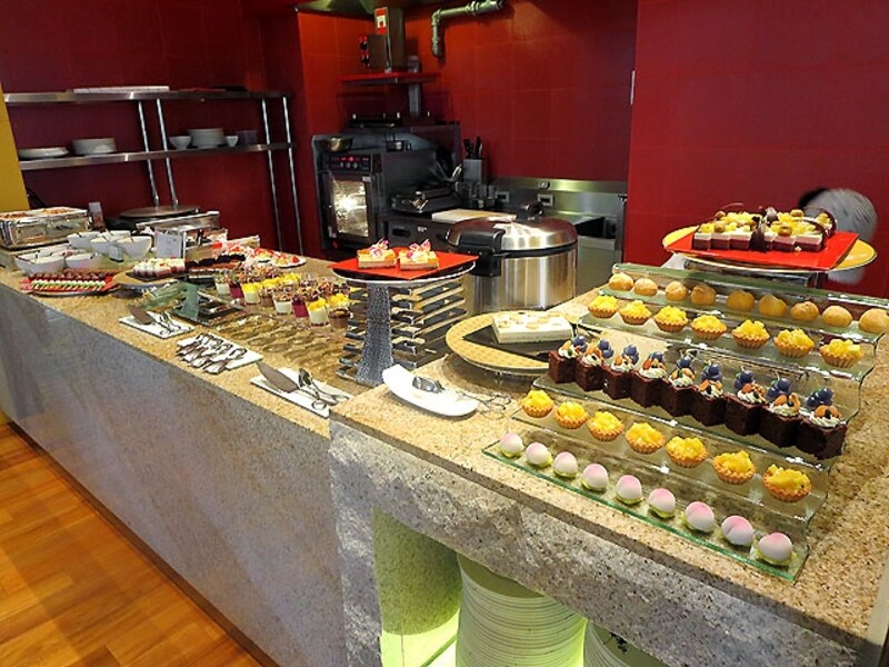 デザートのブッフェ台
