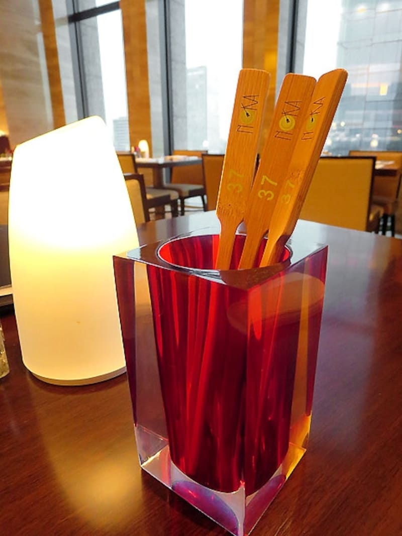 番号札が記載された木製プレート