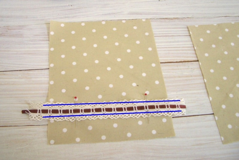 飾りのレースを縫い付ける