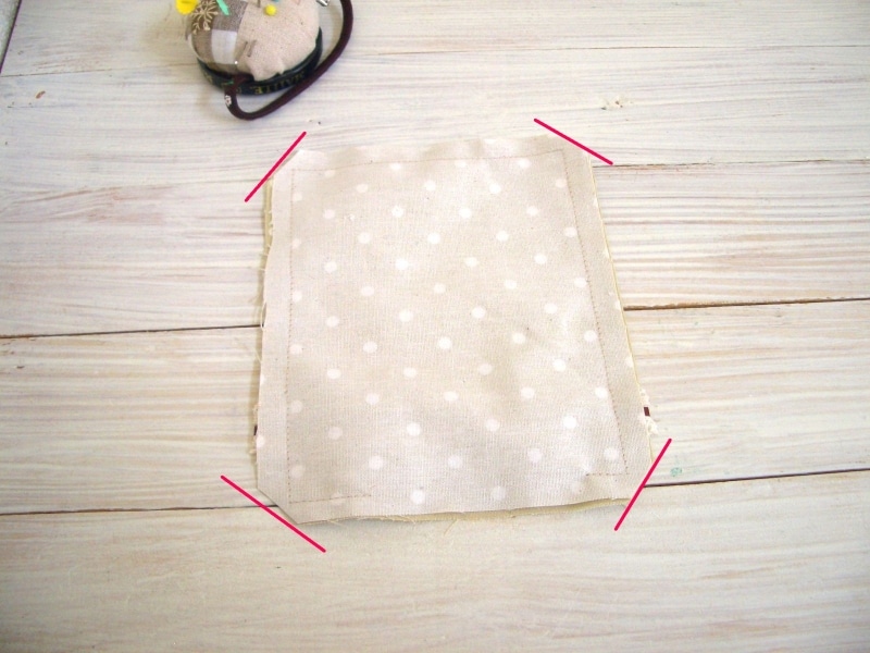 角をカットする