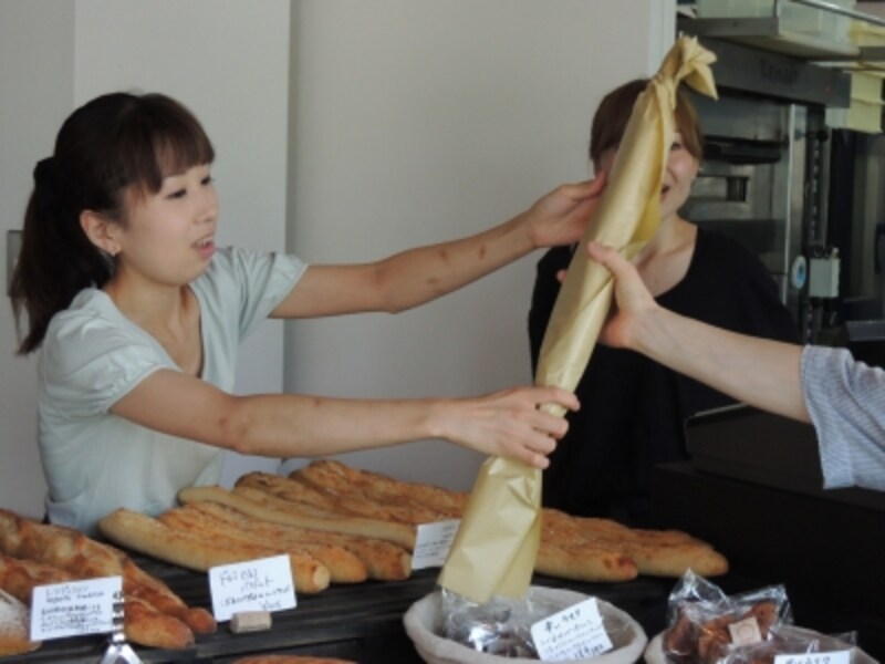 紙を巻いただけて持ちかえる近所の人も。