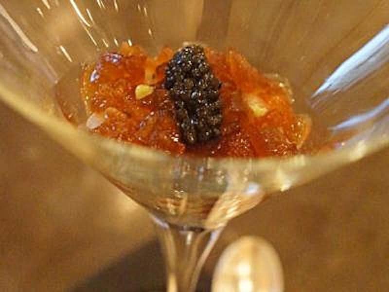 前菜の白身魚とジュレ、キャビア。洋風のグラスの面持ちとは逆にキリッと山葵がきいて日本を感じさせる味