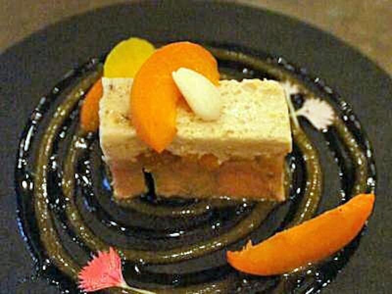 ヌガーを思わせるようなフォルムのフォアグラ