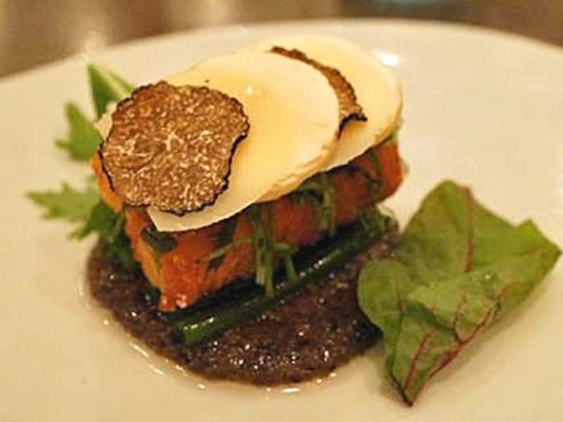 カダイフを纏った白身魚・黒トリュフ・マッシュルームとともに