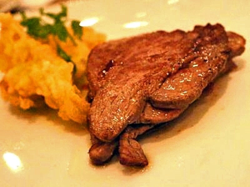 牛肉のミルフィーユ仕立て。添えられたフリットはアボカドとさつまいも。季節によって変わる