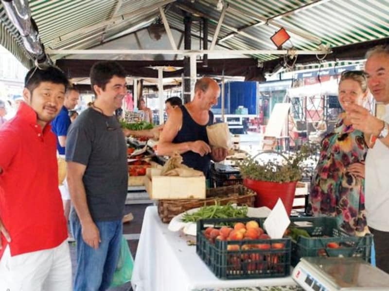 ニース朝市場にて。地元の方々から人気者の松嶋啓介シェフ