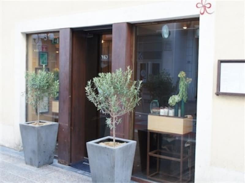 「KEISUKE MATSUHIMA」エントランス。海岸から1本入った高級レストランストリートにさり気なくある。佇まいがとても上品。