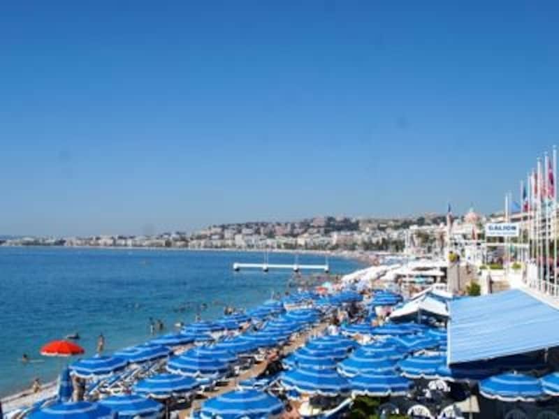 天使の湾、海岸線には多勢の人が集う。