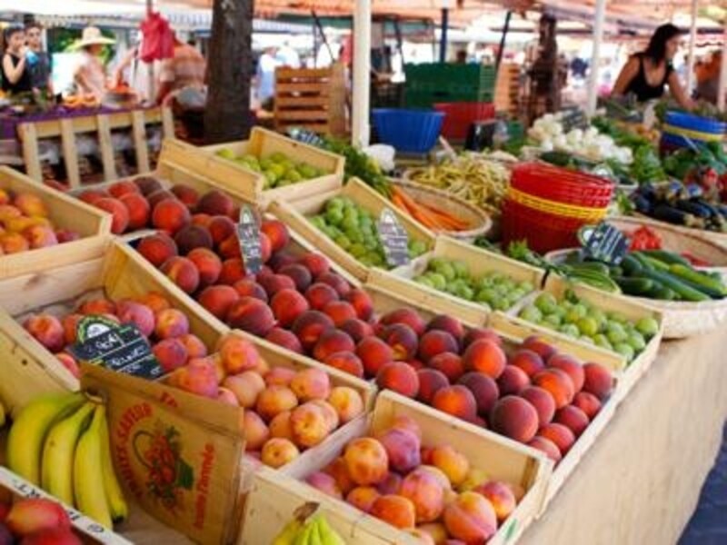 ニースの朝市場。野菜、果物、ハーブ、ハムチーズ、オリーブ、オイル、、何でも揃う。